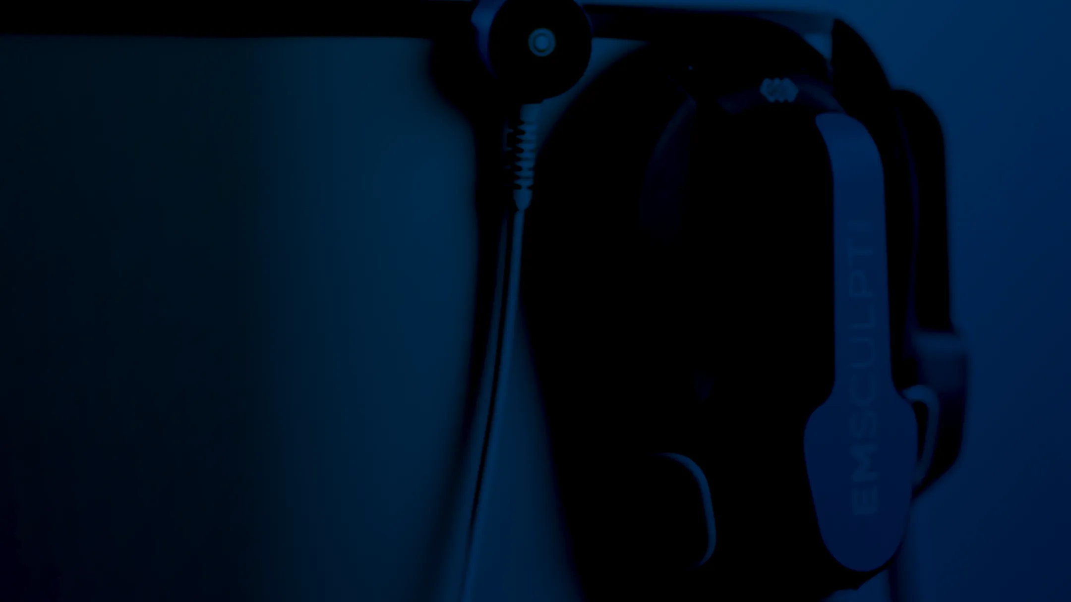 BTL EMSCULPT NEO-behandlingsenhet visas i detaljerad vy mot blå bakgrund, illustrerar utrustningen för (kroppsformning).