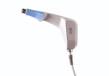 BTL EXILIS ULTRA 360 ansiktapplikator med blå behandlingshuvud monterad på handhållen enhet.
