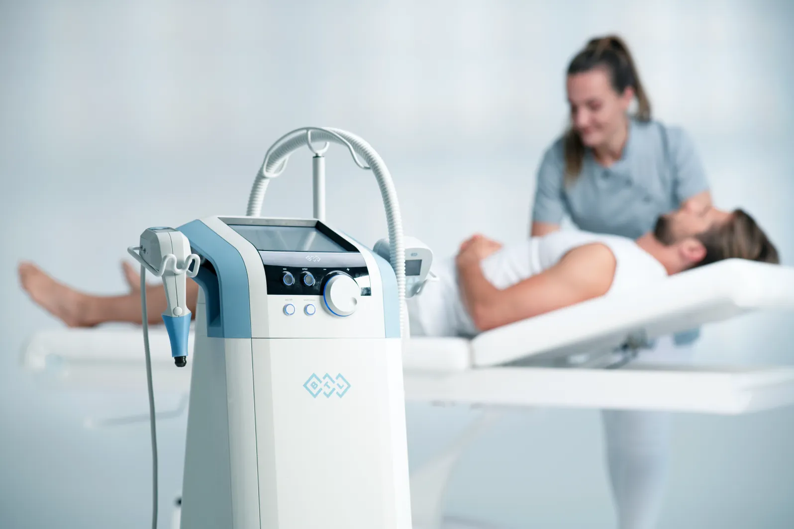 Patient som genomgår radiofrekvens- och ultraljudsbehandling med BTL EXILIS ULTRA 360-enheten under övervakning av kliniker.