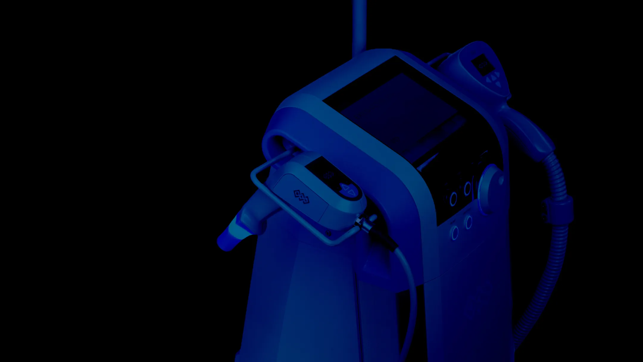 BTL EXILIS ULTRA 360-enhet visad från sidan mot morkblå bakgrund.