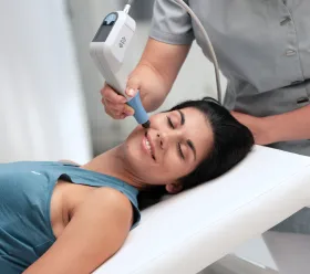 Behandling med BTL EXILIS ULTRA 360 applicerad på nackregionen med radiofrekvens- och ultraljudsteknik.