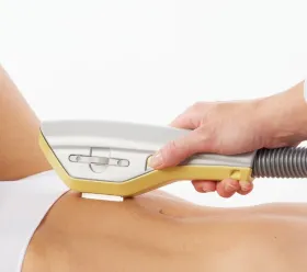 BTL EXILITE IPL-applikator appliceras mot patientens arm under hudbehandling.