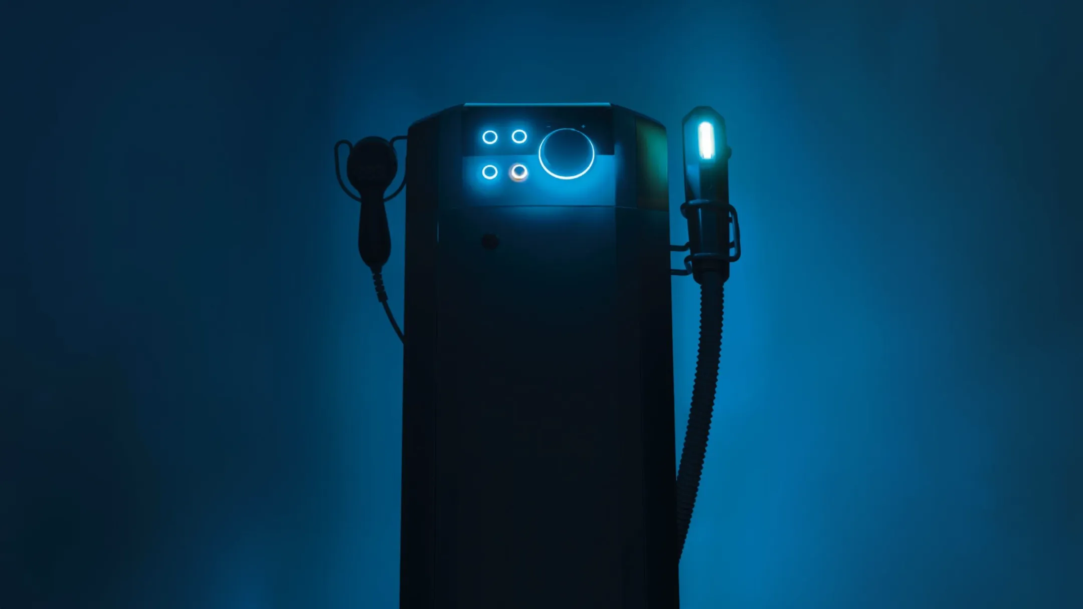BTL EXILITE IPL-enhet i stående position med blåt belysning och utbytbara filter synliga.