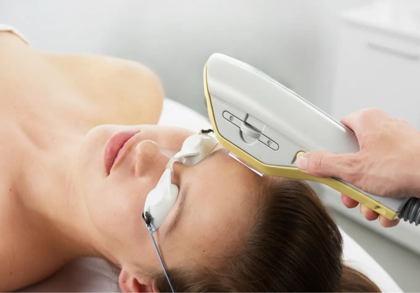 Patient mottar IPL-behandling i ansiktet med BTL EXILITE-enhetens handstycke under professionell övervakning.