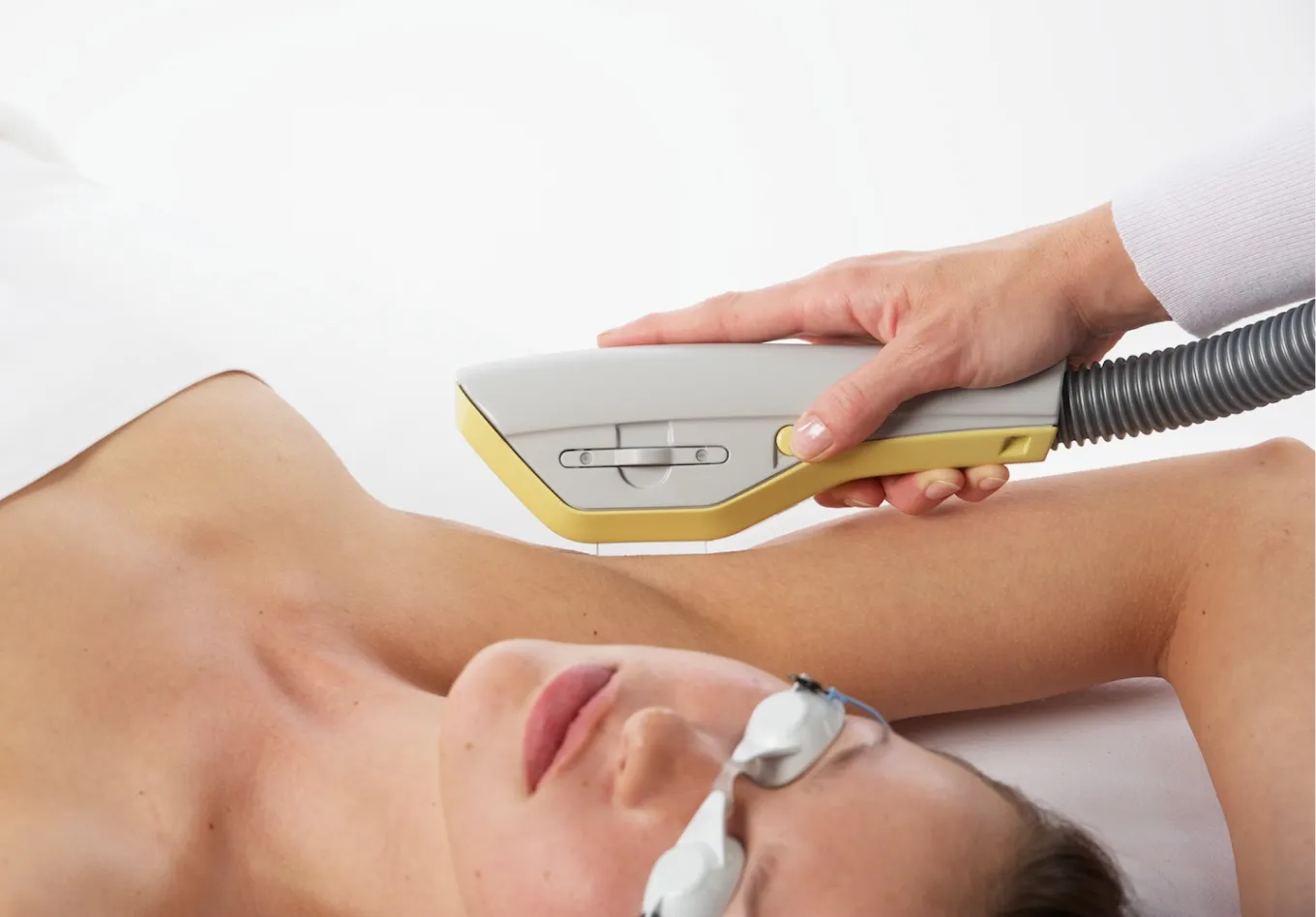 Behandlare använder BTL EXILITE IPL-handstycke för laserbehandling på patientens arm.
