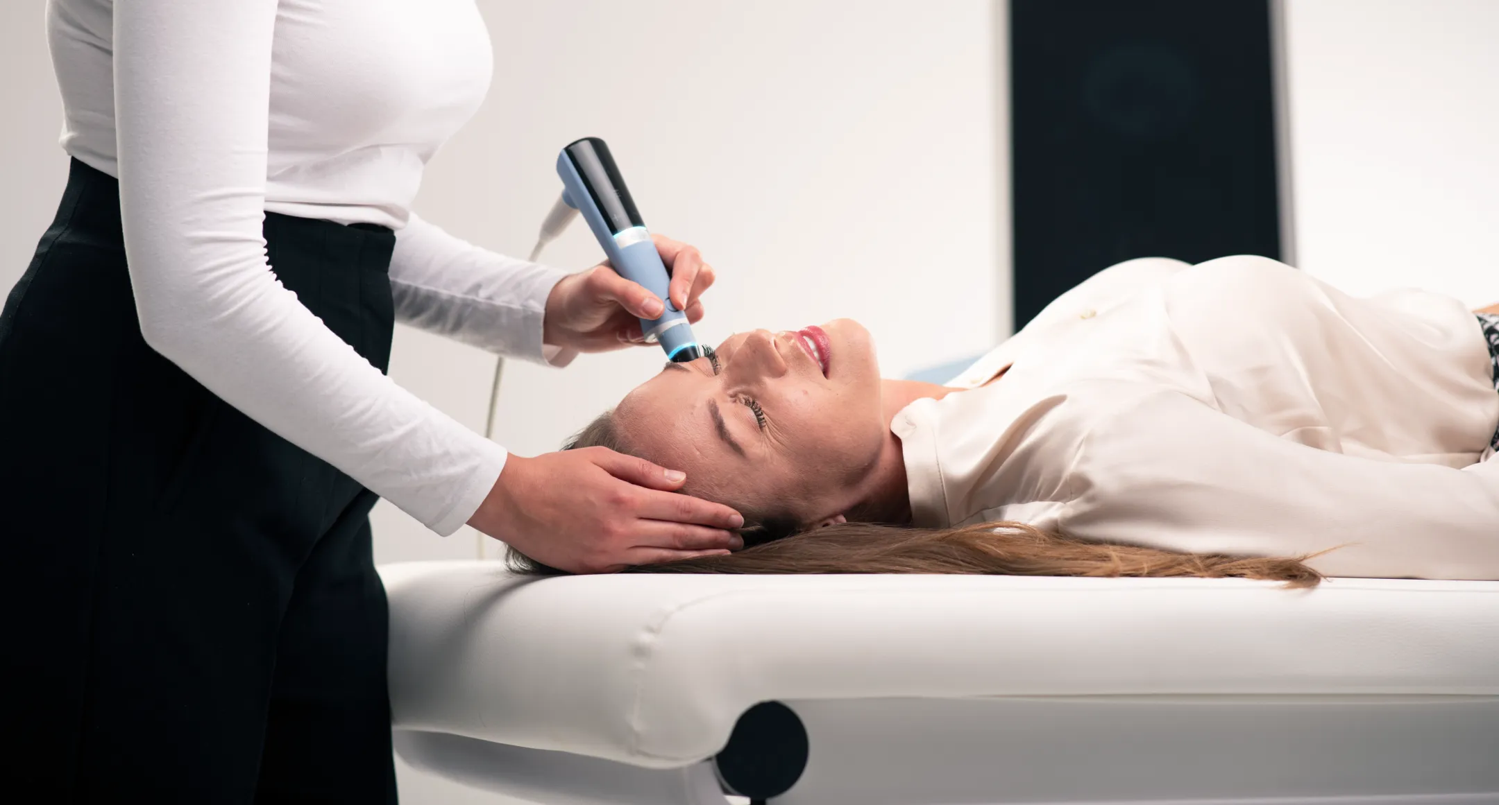 BTL EXION handstycke appliceras på patientens ansikte under estetisk behandling.