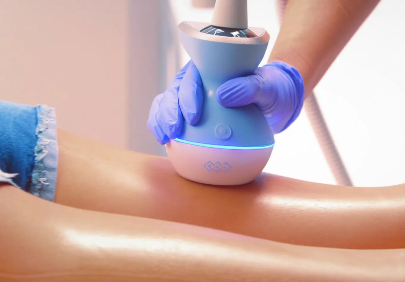 BTL EXION-applikator hålls mot patientens arm under estetisk behandling med applicerande gel.