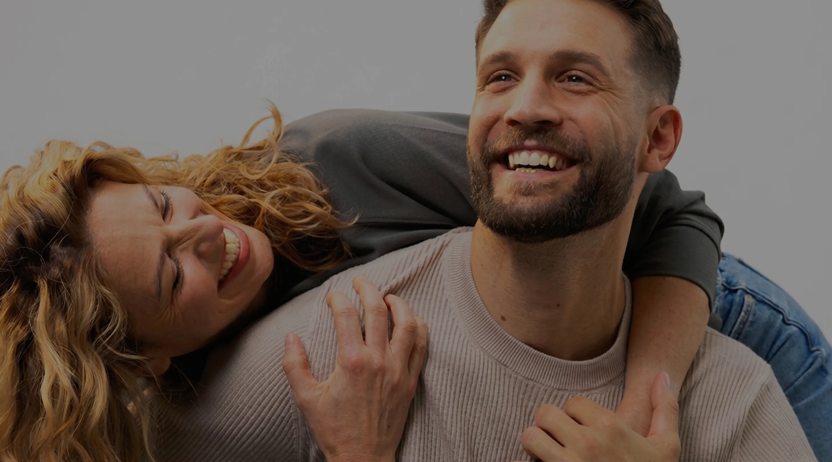 BTL EXOMIND hjärnstimulering representerad genom ett par som visar välbefinnande och positiv mental hälsa.