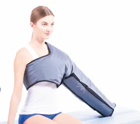 Patient som sitter under pneumatisk pressoterapibehandling med BTL Lymphastim-manschett på arm för (pressoterapi).