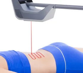 BTL High Intensity Laser behandling appliceras på en patients axel med robotiserat skanningssystem för laserterapi.