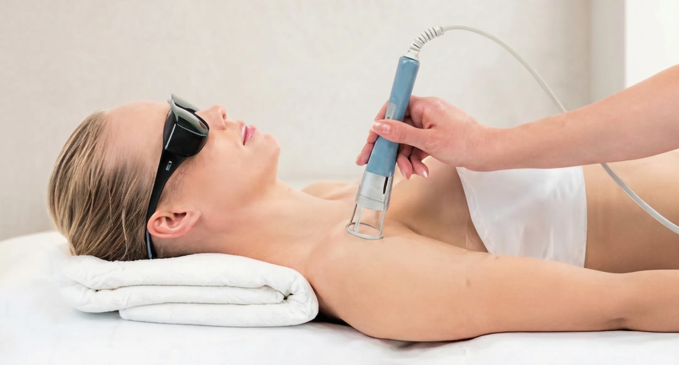 Patient mottar BTL High Intensity Laser-behandling på axeln.