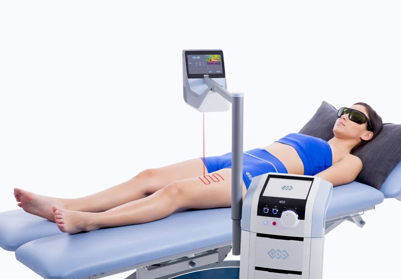 Patient ligger på behandlingsbrad under BTL High Intensity Laser-apparat med robotiserat skanningssystem för laserterapi mot