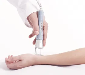 Behandlare applicerar BTL High Intensity Laser-handstycke mot patients underarm under laserterapi.