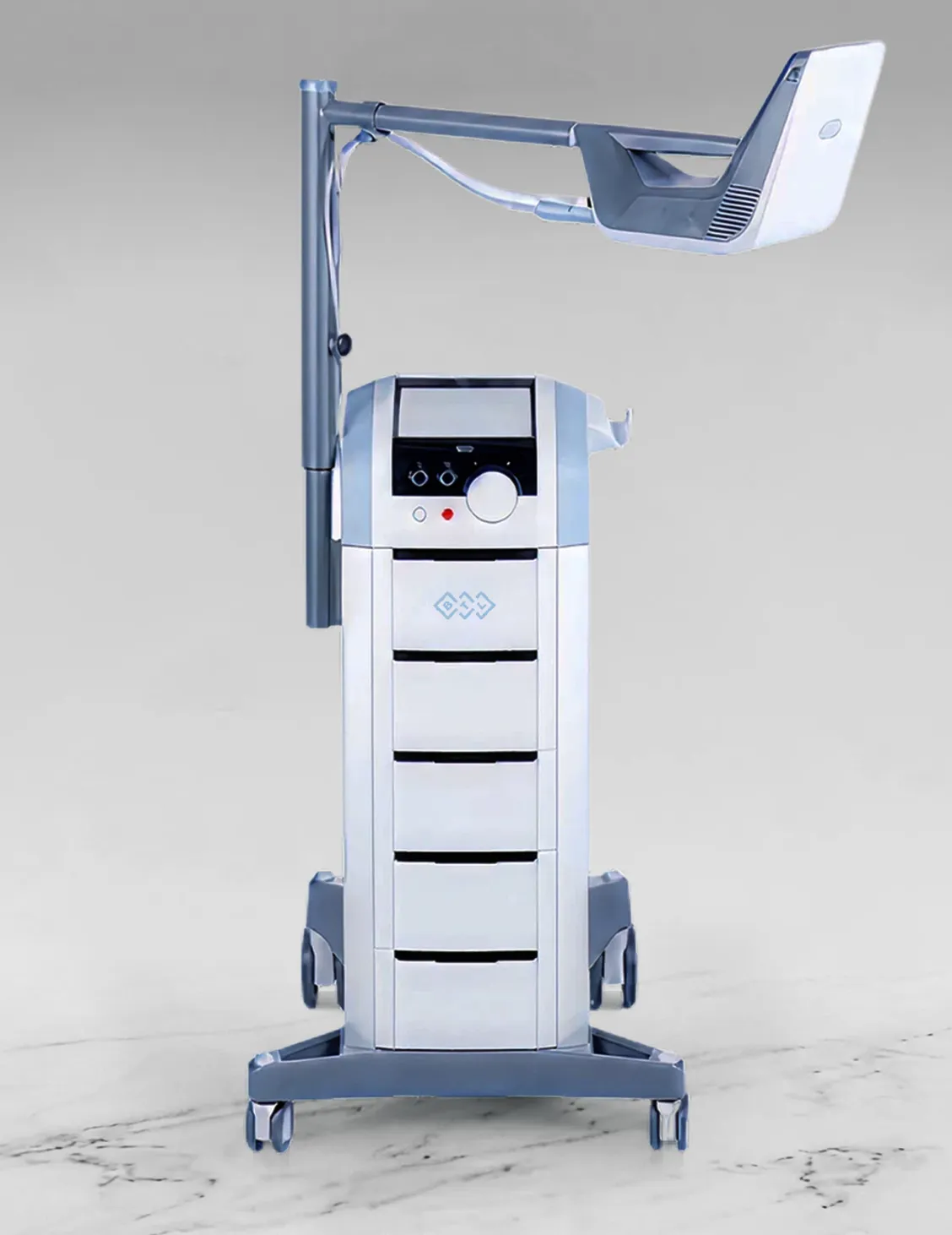 BTL High Intensity Laser-enhet med robotiserat skanningssystem och manuell applikator monterad på stativ för laserterapi.