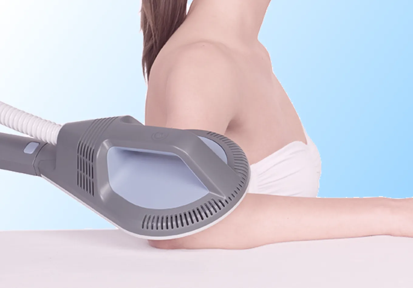 BTL Super Inductive System med automatiserad behandlingsarm applicerar elektromagnetisk terapi på patientens armbåge utan