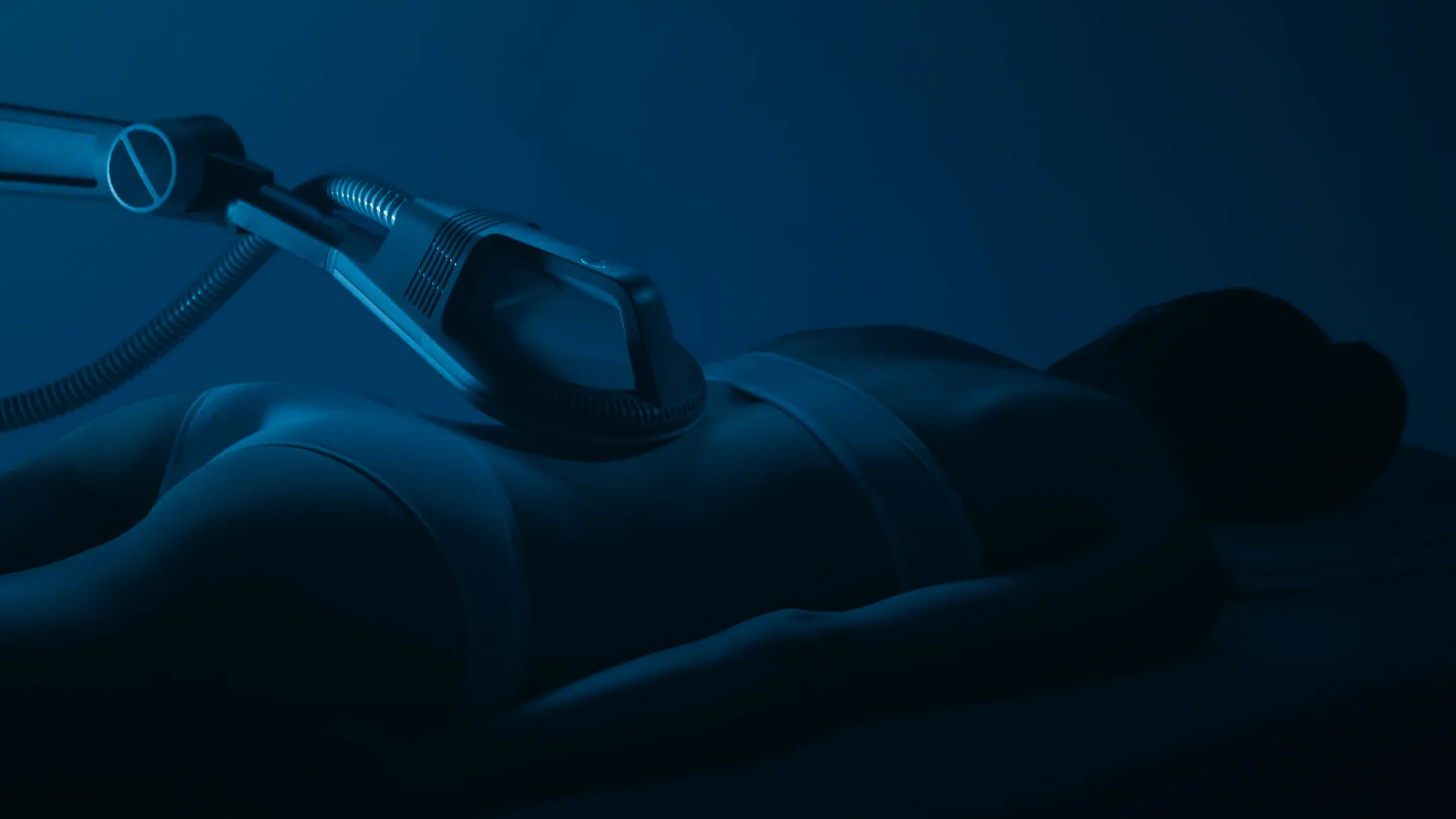 Patient ligger på rygg under behandling med BTL Super Inductive System, elektromagnetisk terapi appliceras via automatiserad