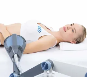 Patient ligger på rygg under behandling med BTL Super Inductive System, elektromagnetisk terapi appliceras på nackeregionen