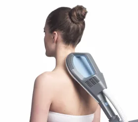 Patient undergår behandling på ryggen med BTL Super Inductive System-applikatorn, som levererar elektromagnetisk terapi utan