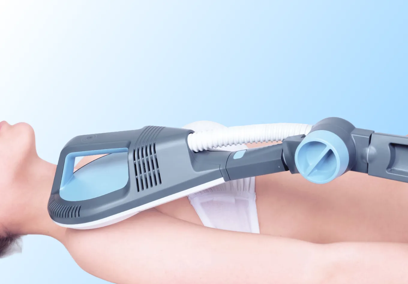BTL Super Inductive System appliceras på patients skuldra via automatiserad arm för elektromagnetisk terapi utan hudkontakt.