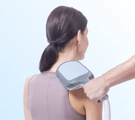 Patient genomgår behandling på axel med BTL Super Inductive System DUO applikator för elektromagnetisk terapi.