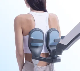 Patient från baksidan under behandling med BTL Super Inductive System DUO elektromagnetisk terapi, med