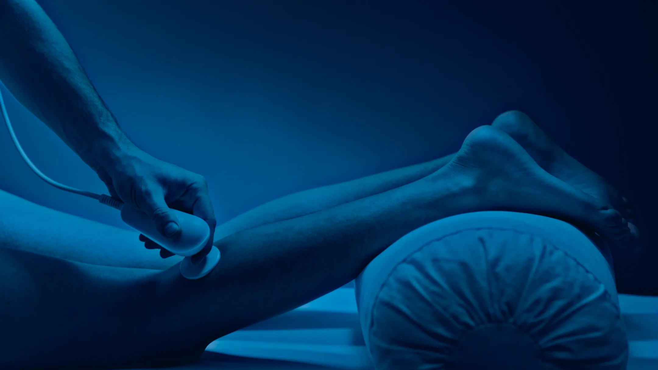 Terapeut utfor radiofrekvensbehandling med BTL TR-Terapi genom hands-on applicering pa patientens underarm.