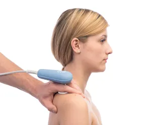 Behandlare applicerar BTL TR-Terapi radiofrekvensbehandling på patientens nacke och axelregion.