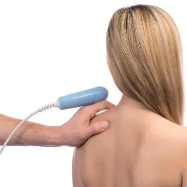 BTL TR-Terapi radiofrekvensbehandling appliceras på patientens axel med handöverförd terapeut.