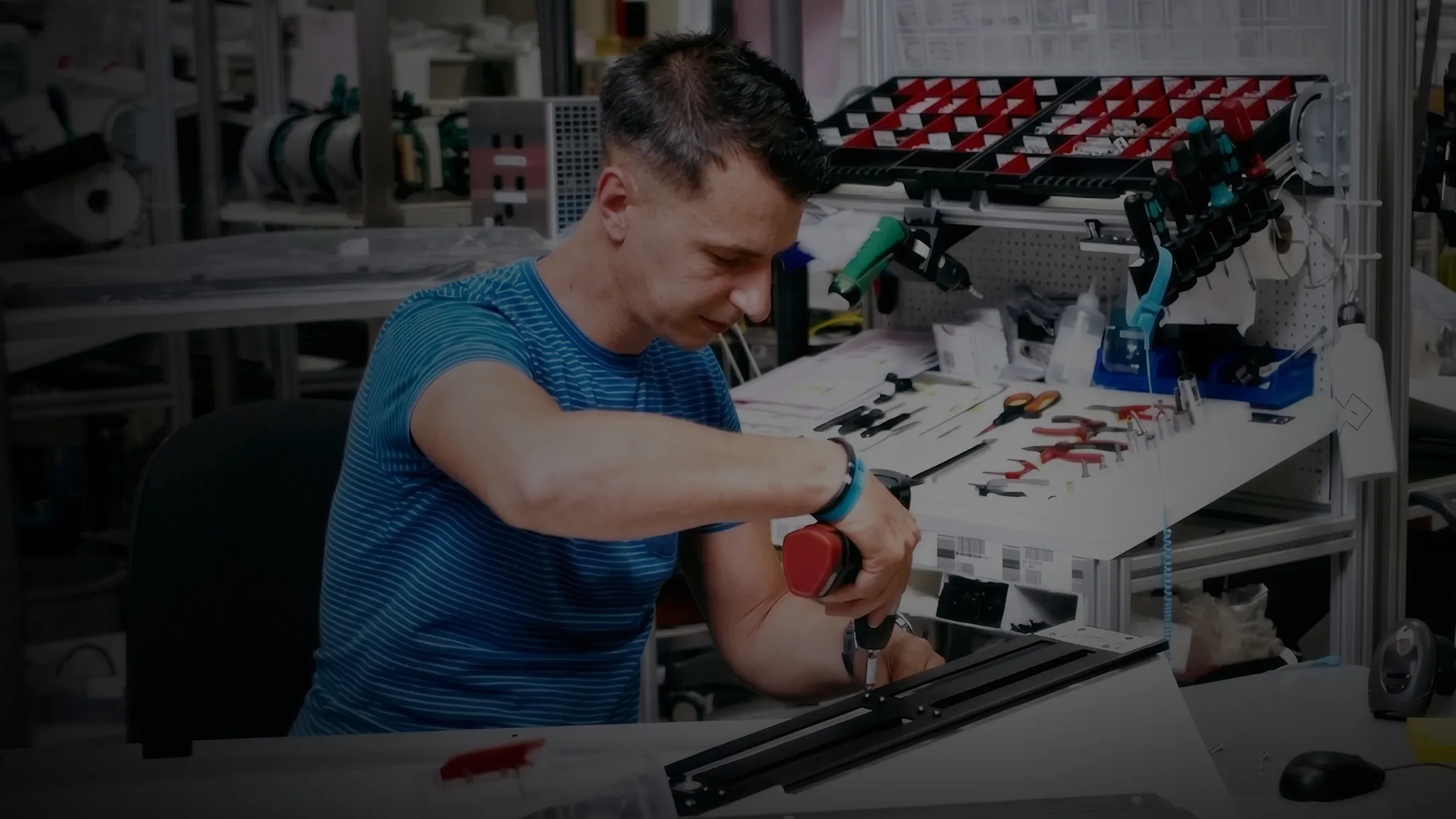 BTL serviceingenjör utför diagnostik och reparation på medicinsk utrustning vid arbetsbänk med elektroniska (stöd, service).