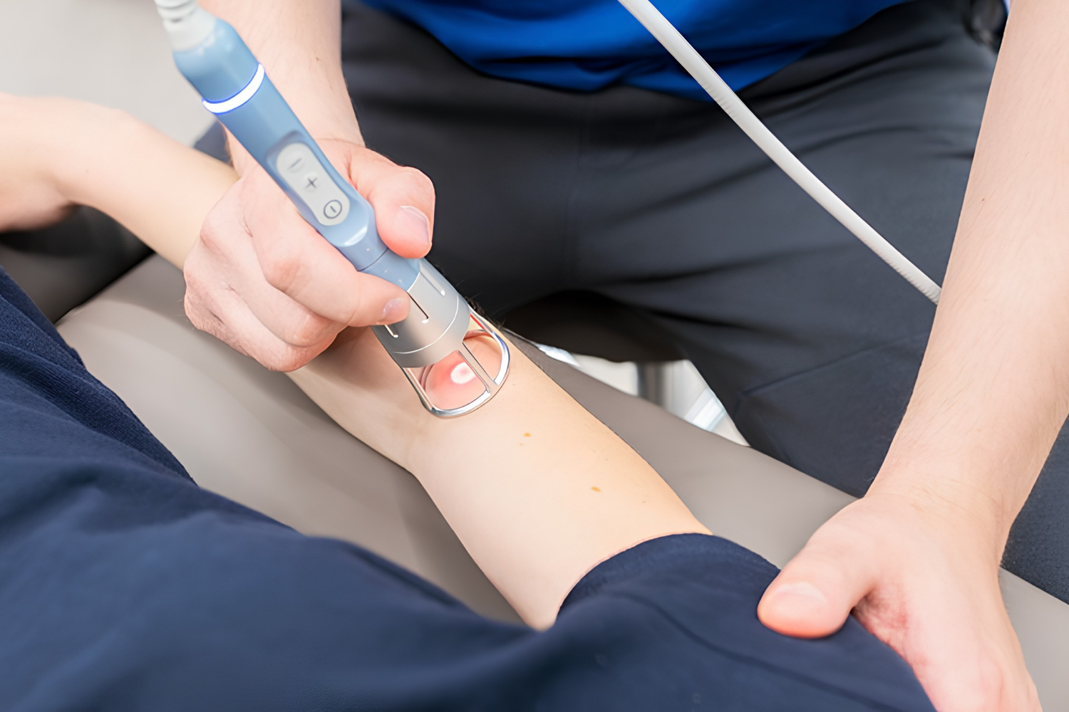 Patient mottar BTL High Intensity Laser-behandling på armen.