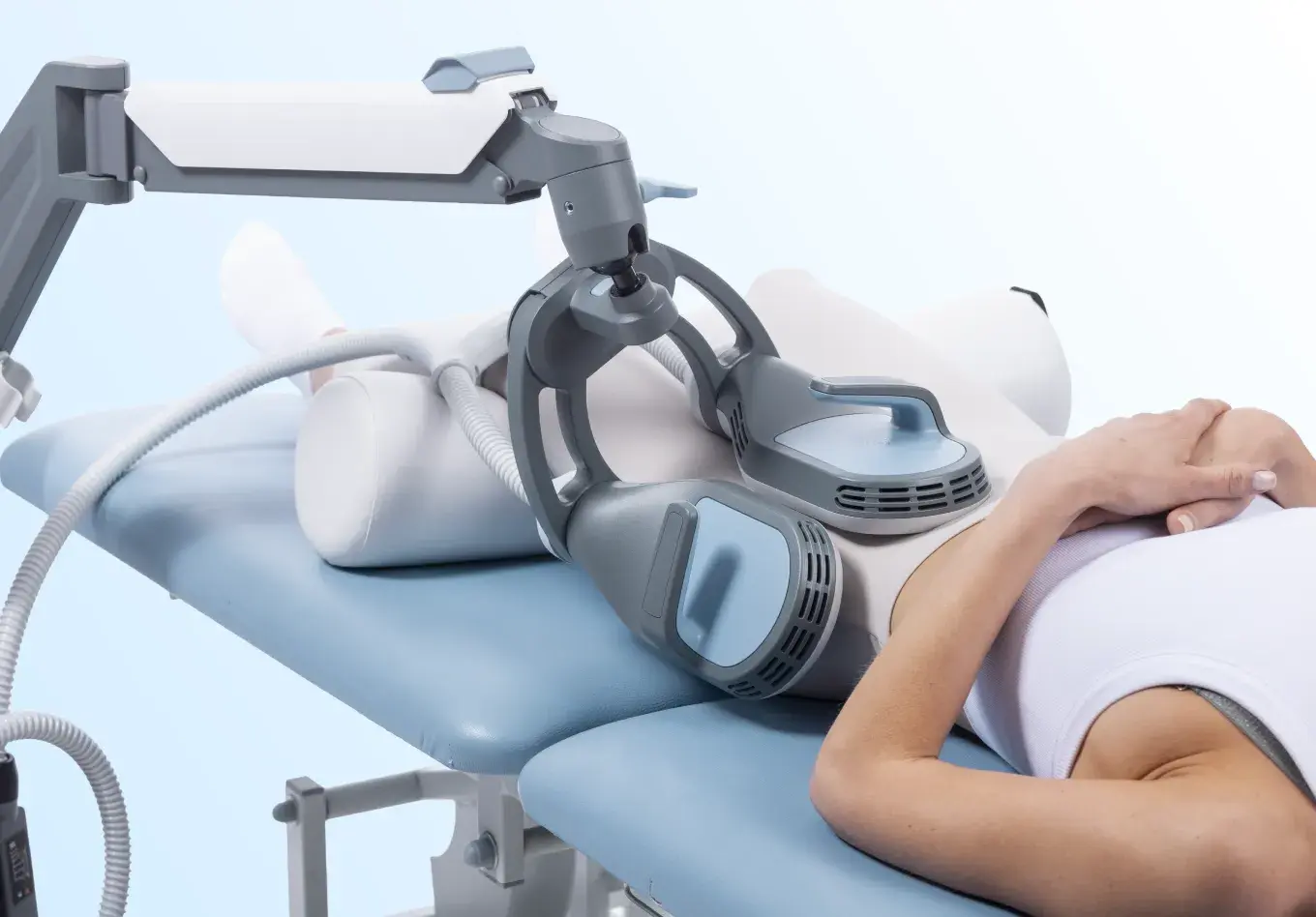 Patient mottar behandling med BTL Super Inductive System DUO genom elektromagnetisk terapi med dual-field-applikator