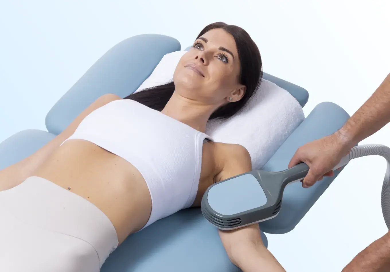 Patient mottar elektromagnetisk terapi med BTL Super Inductive System DUO applicerad på arm.