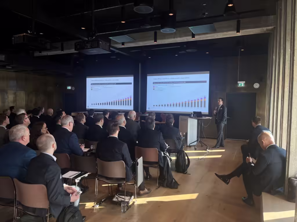 Simon Engfred Schlichting presenting Aegir Insights' offshore wind market forecast (excl. China) at the APAC Breakfast Seminar during WindEurope 2025 Copenhagen.