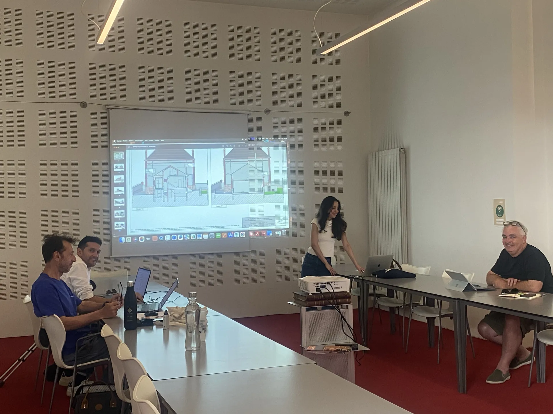 Session de formation IA Learn Room en salle avec apprenants et formatrice