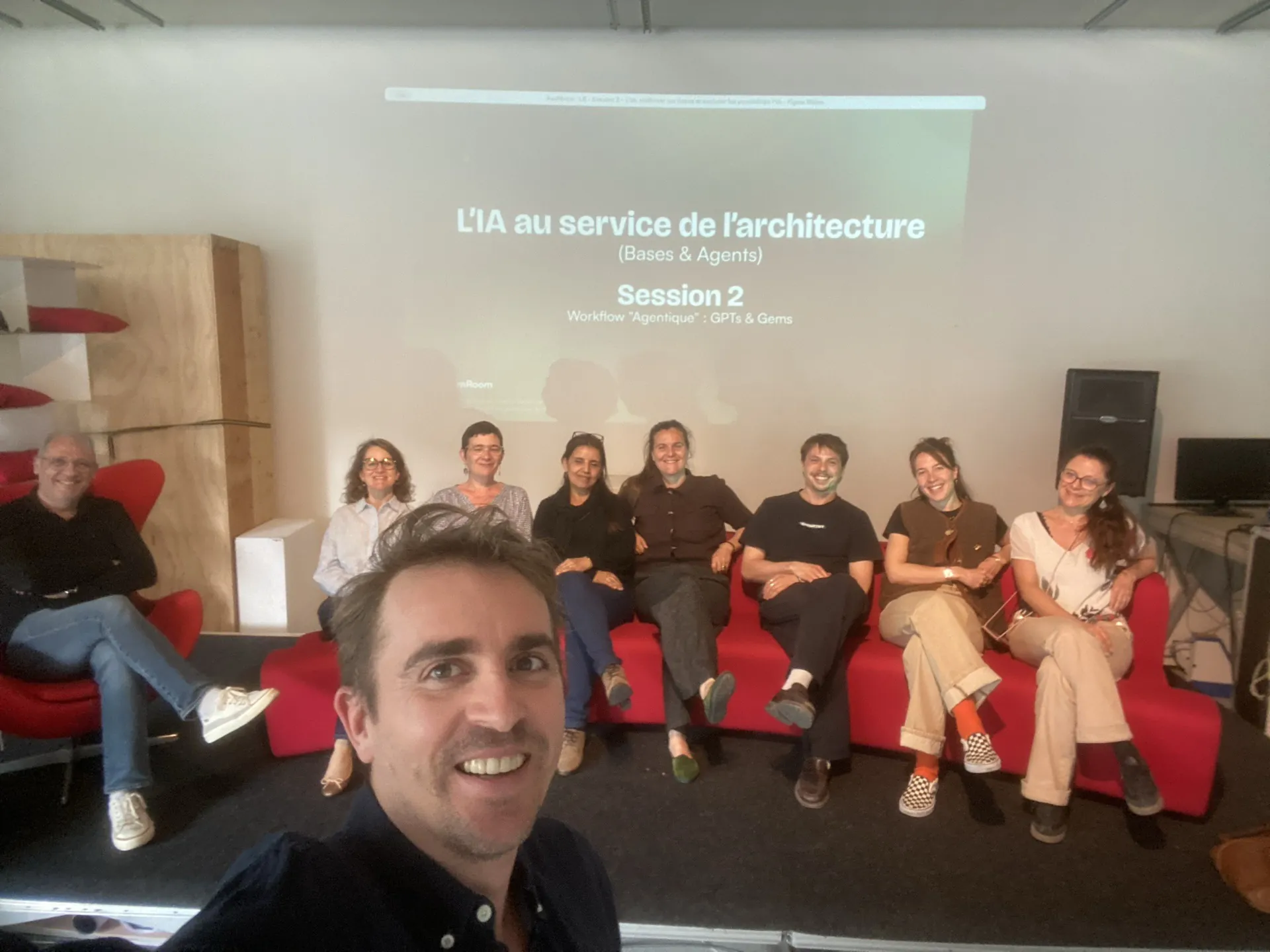 Apprenants souriants reunis en fin de session de formation IA Learn Room