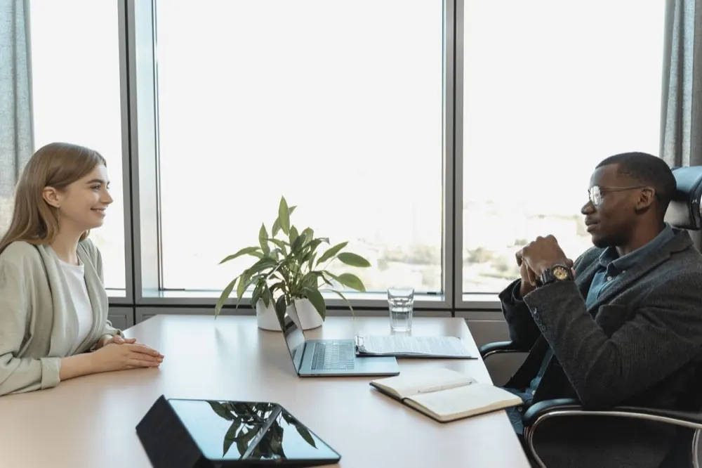 Entretien de recrutement entre une candidate et un responsable RH
