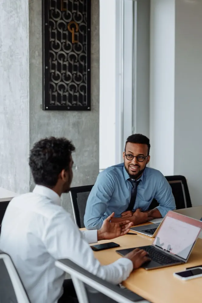 Rendez-vous commercial entre deux professionnels en bureau