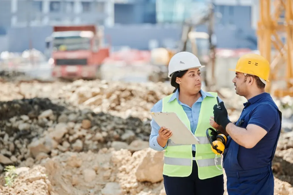 Conductrice de travaux et compagnon échangeant sur un chantier