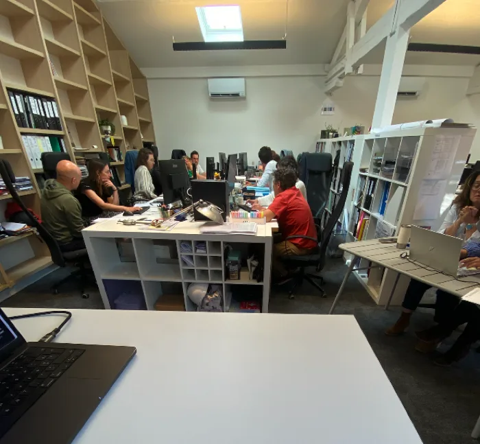 Dans les locaux d'une entreprise accompagnée par Learn Room, l'équipe au travail