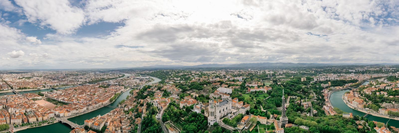 Panorama de Lyon avec la basilique de Fourvière, la Saône et le Rhône