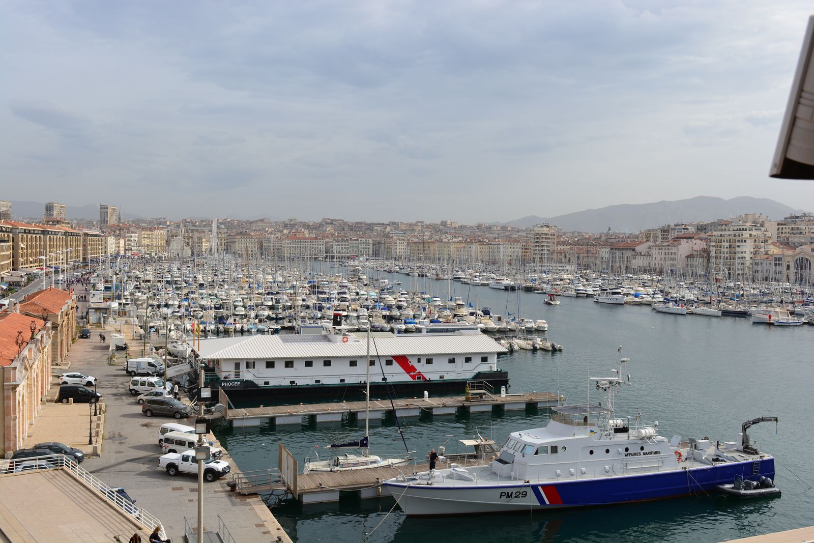 Le Vieux-Port de Marseille et ses bateaux, la ville en arrière-plan