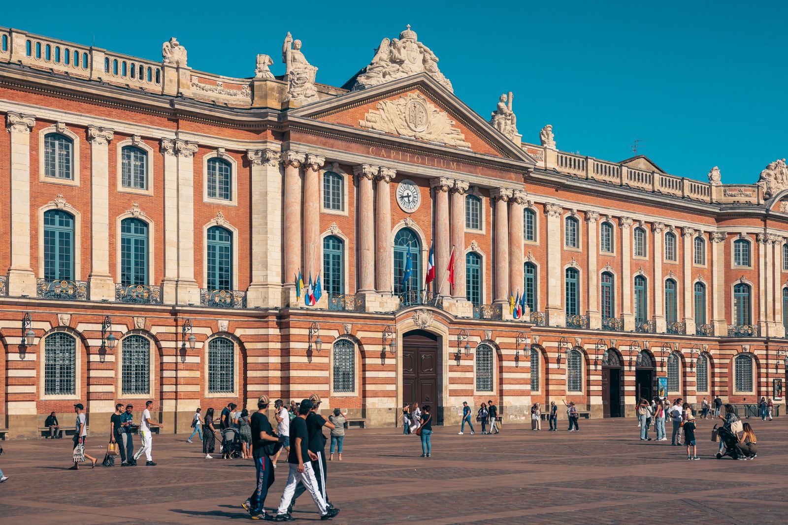 La place du Capitole à Toulouse et la façade de brique rose de l'hôtel de ville