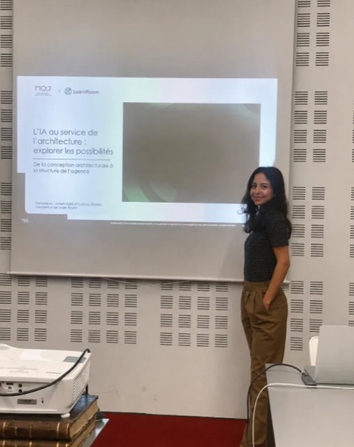 Ahlem Kebir animant une session de formation IA appliquée à l'architecture