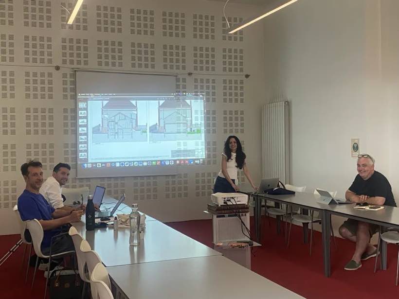 Formation Learn Room en présentiel, travail sur des façades de projet projetées à l'écran