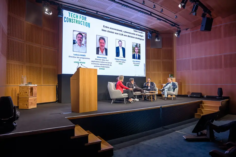La scène de Tech for Construction 2026 pendant la table ronde sur le choix des LLM