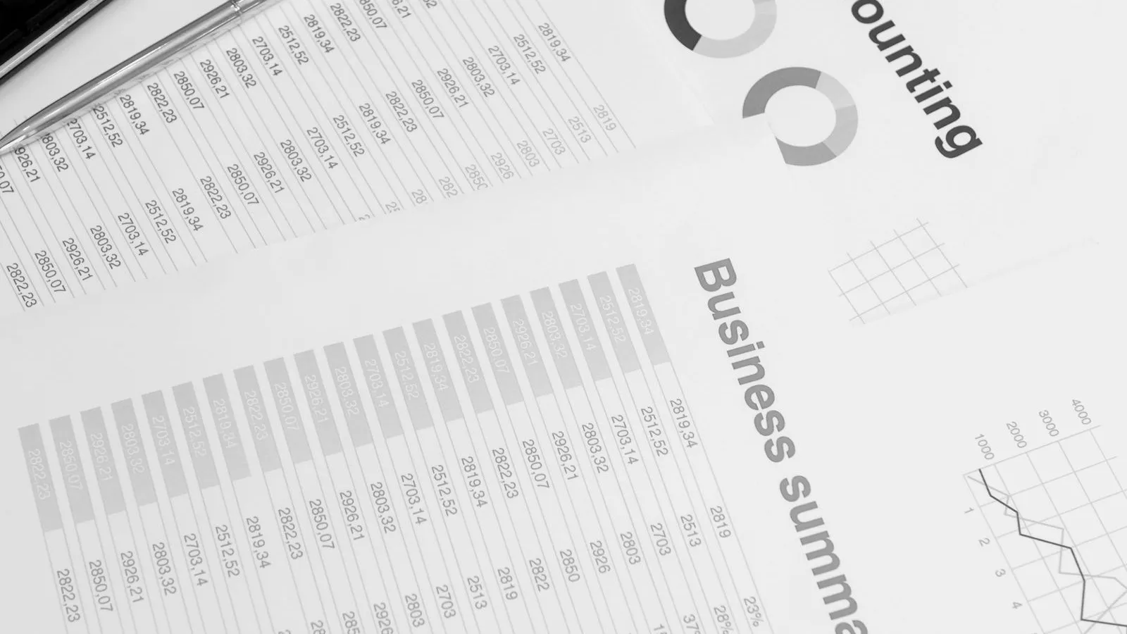 Bureau de comptable : ordinateur portable, calculatrice et états financiers