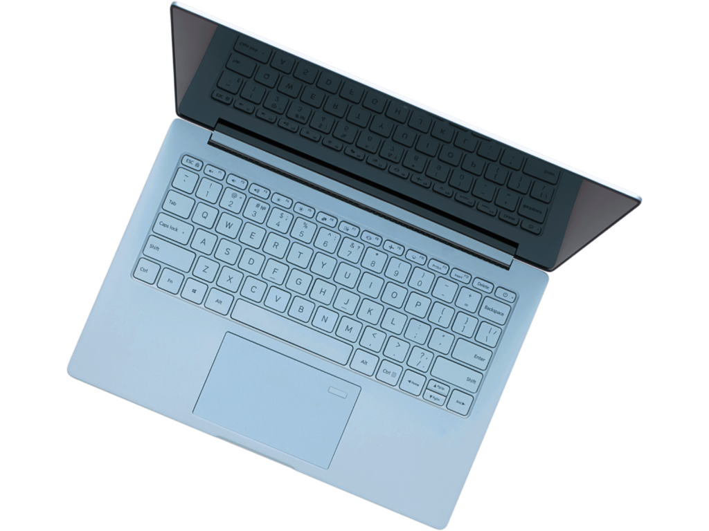 Offener Laptop mit heller Tastatur und einem großen Touchpad darunter, Bildschirm in Schwarz reflektiert die Tastatur.