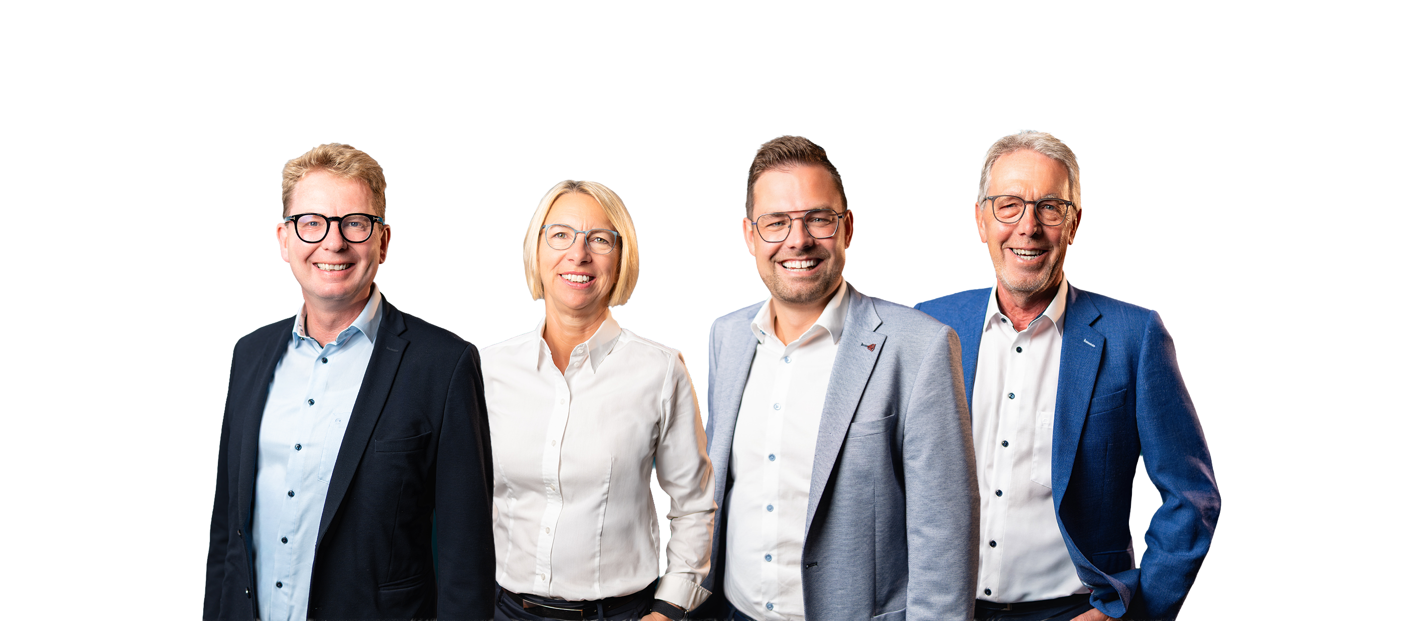 Vier Personen, zwei Männer und zwei Frauen, lächelnd, alle tragen Brillen und formelle Kleidung mit Hemden und Jacken, vor schwarzem Hintergrund.
