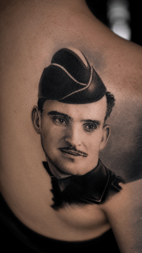 Tatouage de portrait masculin en noir et gris