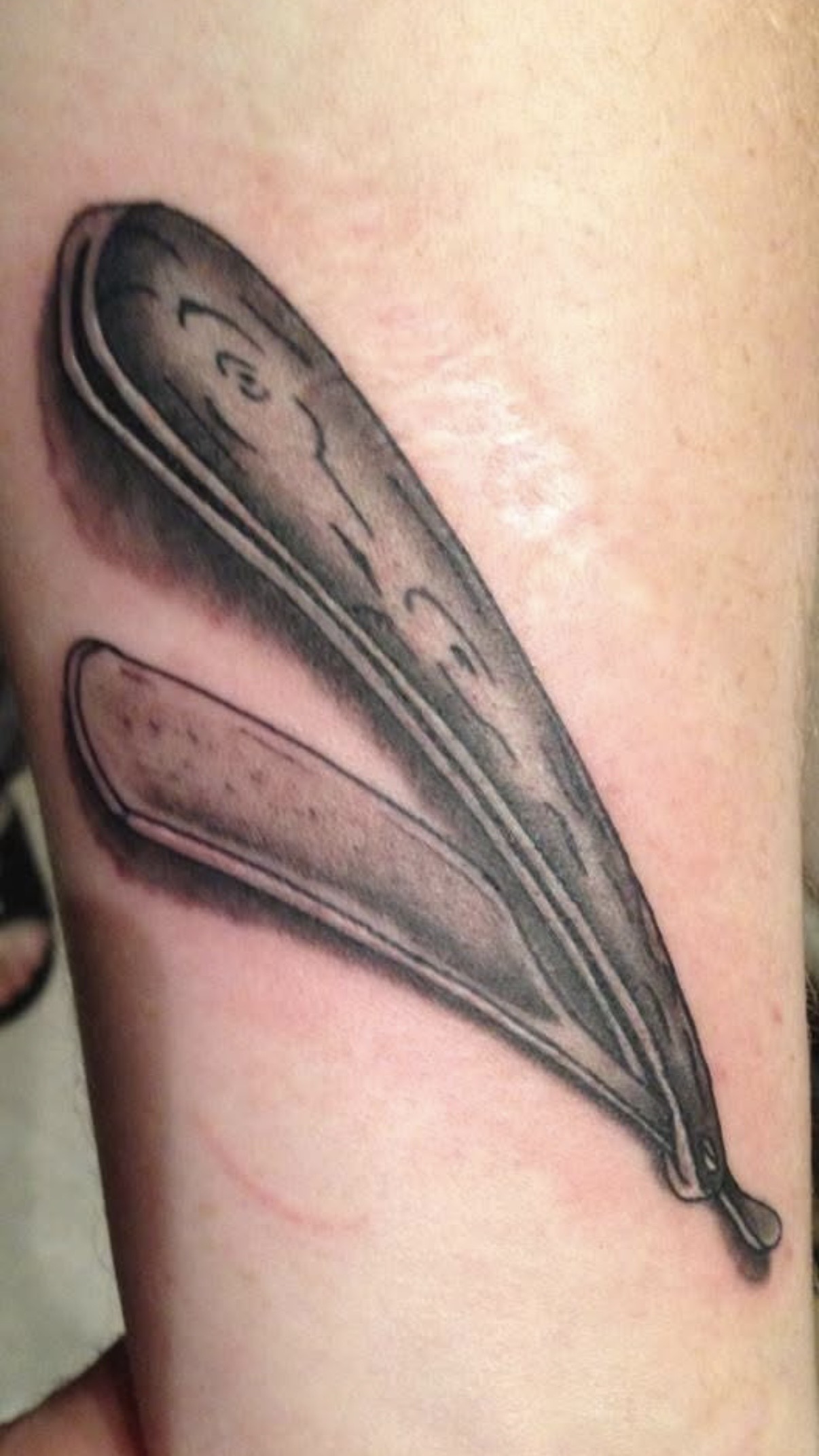 Tatouage abstrait en noir et gris — détail